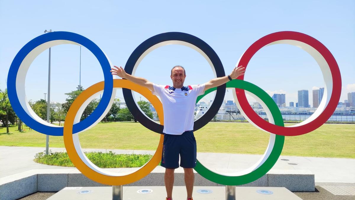 Eduardo Aguilar, junto a la Villa Olímpica.