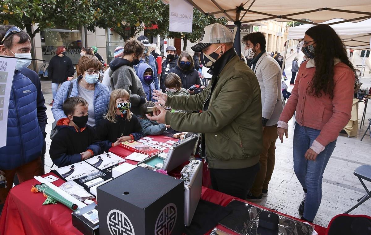 Las paradas de venta de objetos de magia, especialmente para niños y niñas, regresaron un año más a la Plaça Major.