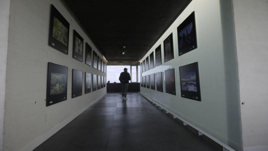 La exposición «Asturias, naturaleza», con vistas al faro. | MIKI LÓPEZ