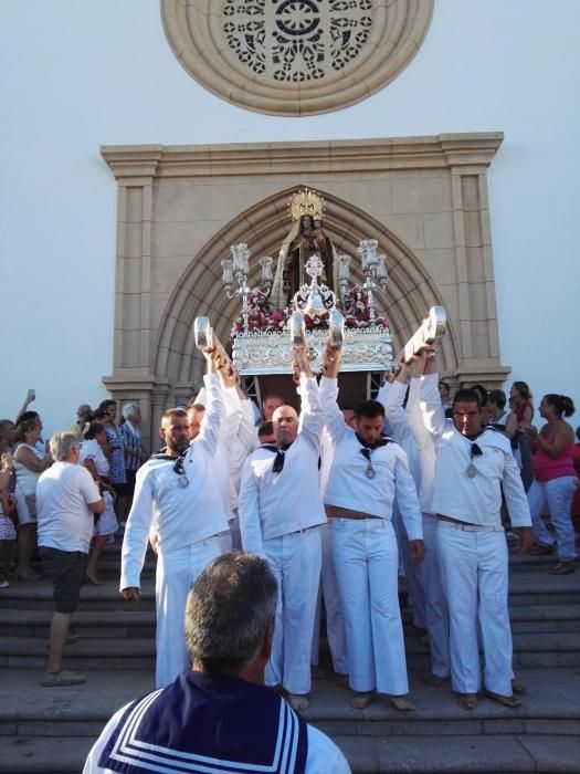 Salida de la Virgen del Carmen desde la parroquia de la Cala del Moral, en Rincón de la Victoria.