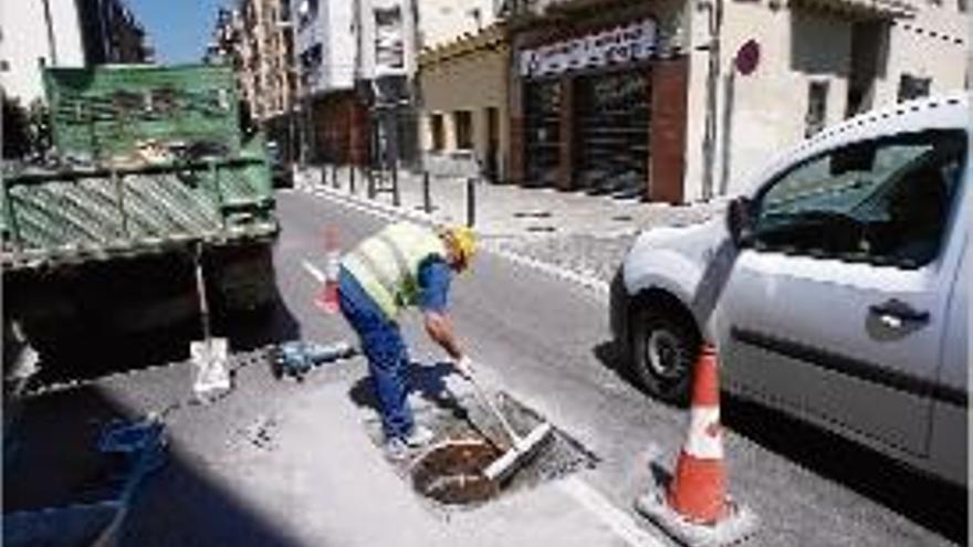 Treballs en el clavegueram del carrer del Carme, en una imatge d&#039;arxiu.