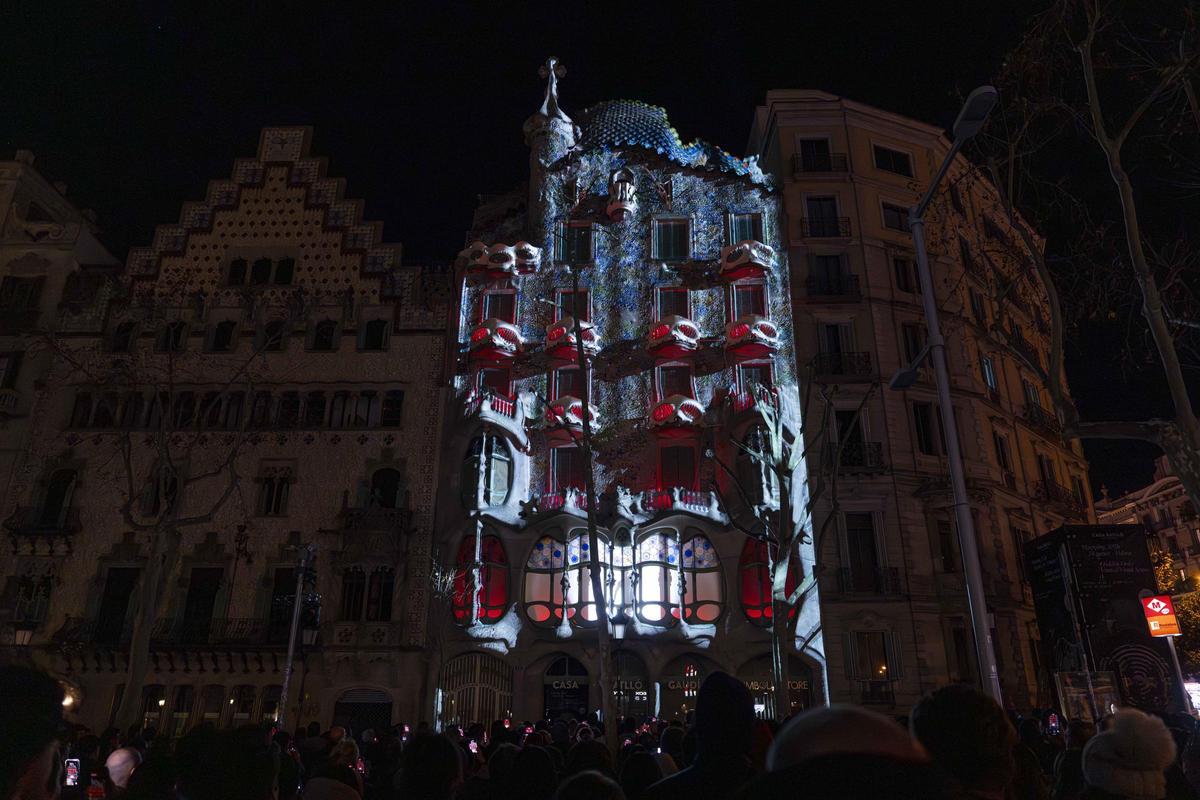 La Casa Batlló, con iluminación especial nocturna.