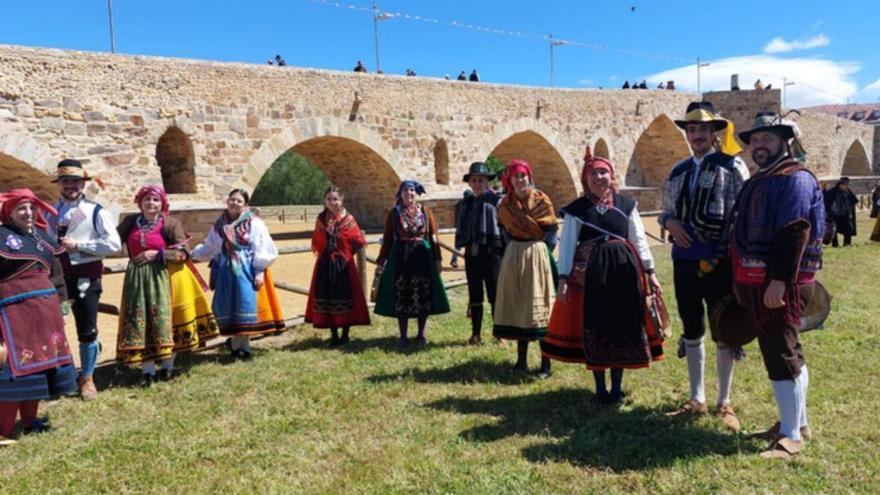 Son de los Valles Benavente baila tres jotas con pandereta tradicional en el III Encuentro de Bailadores Leoneses