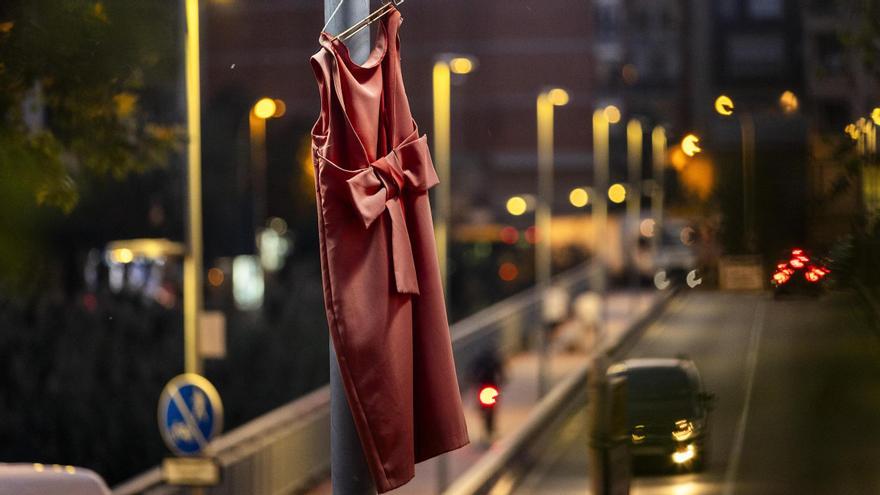'Vestits Vermells', un vestido rojo por cada mujer asesinada