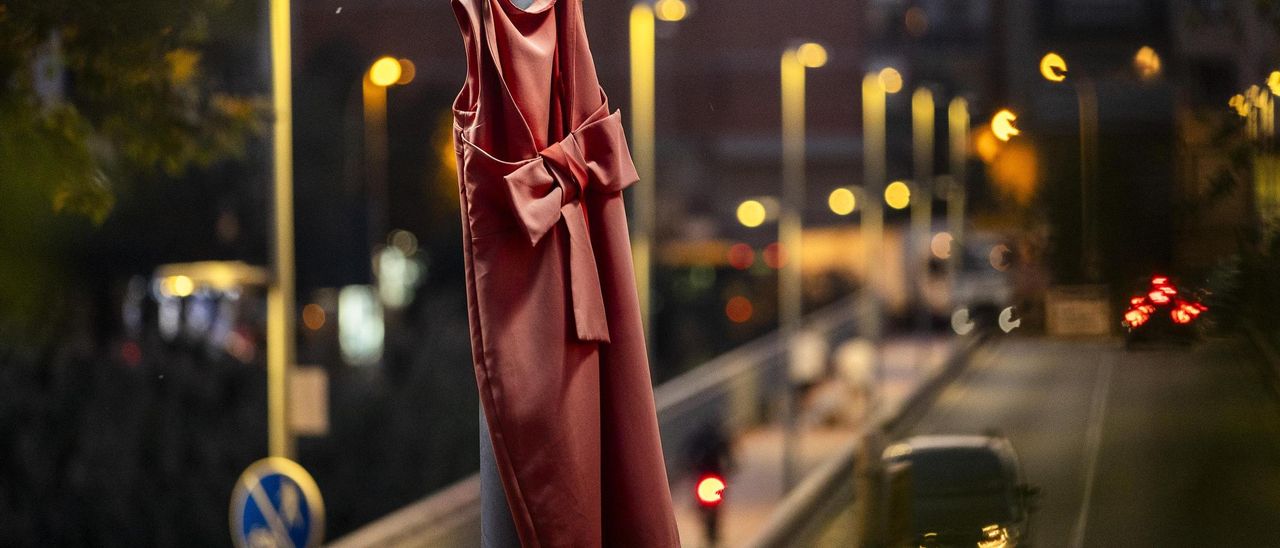 'Vestits Vermells', un vestido rojo por cada mujer asesinada