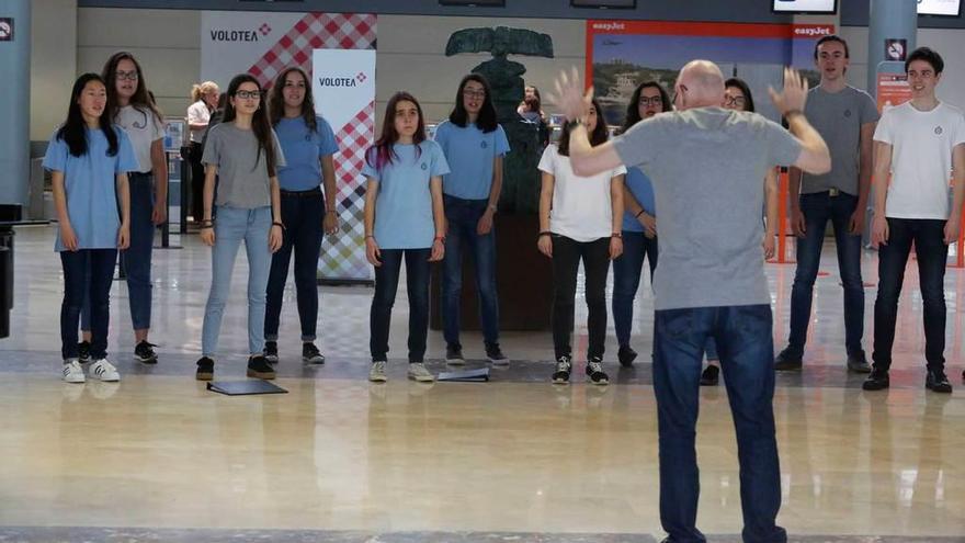 Concierto del Joven Coro, ayer, en el aeropuerto.