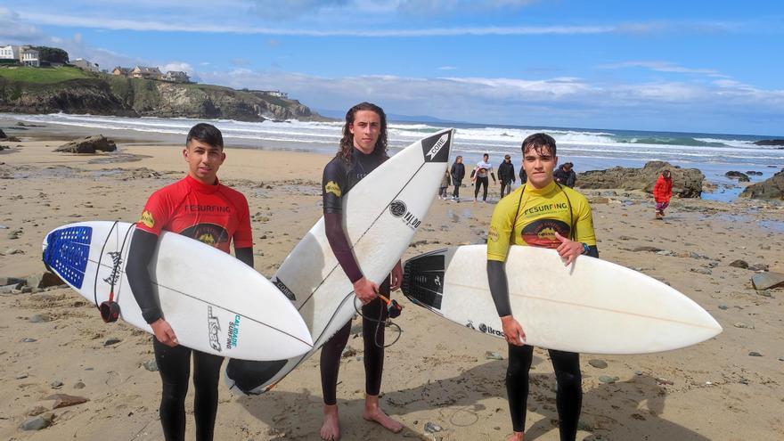 Tapia disfruta (por fin) del mejor surf: Jornada maratoniana de competición en la playa de Los Campos