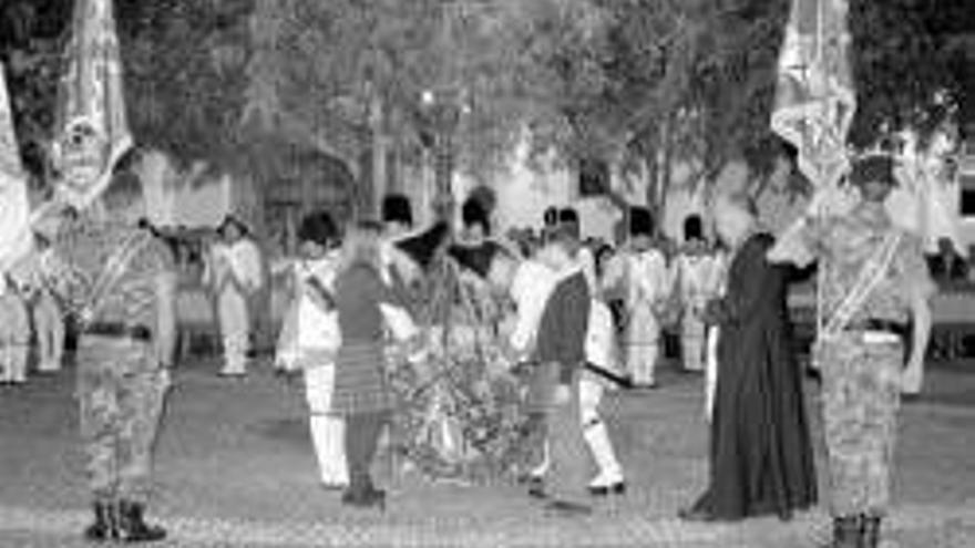 Un grupo de alumnos asisten al acto de izado de la bandera