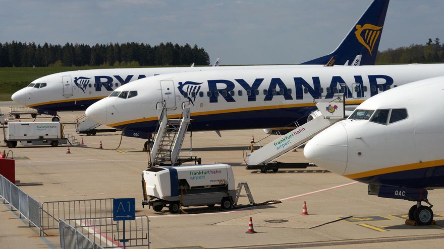 Los pasajeros de avión caen un 77,1% en febrero y los del AVE un 76,8%