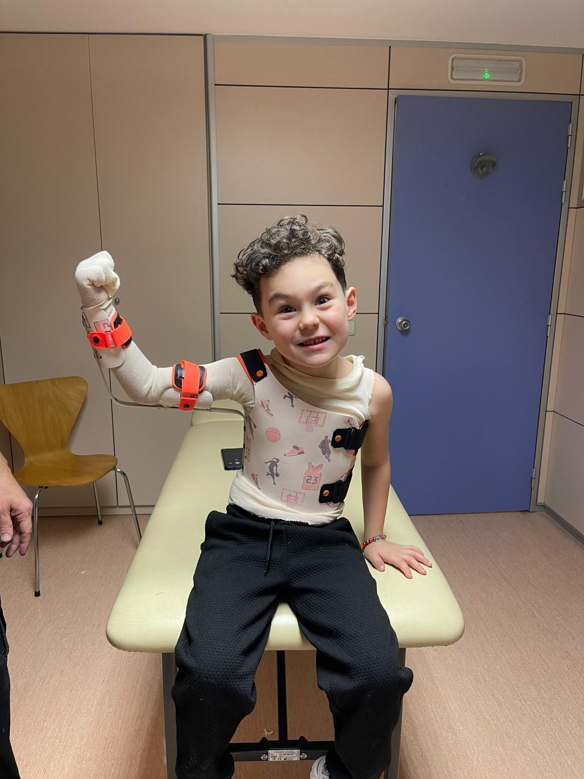 El hijo de Silvia Floria, con la férula posterior a la operación.