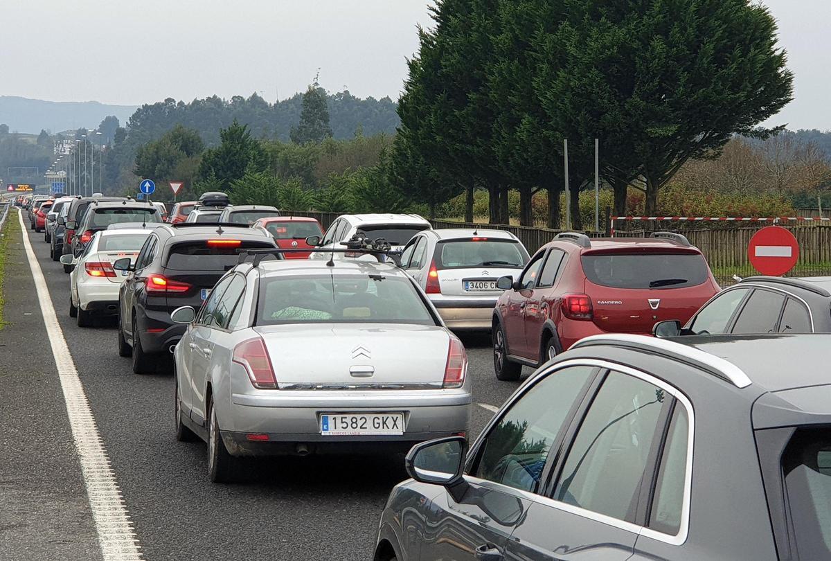 Atasco en la A-55, que conecta Tui con Portugal.