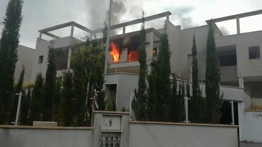 Incendio en adosados abandonados de Rocafort