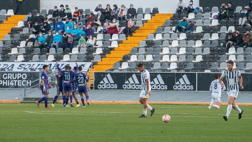 Los jugadores del Valladolid celebran uno de los goles.