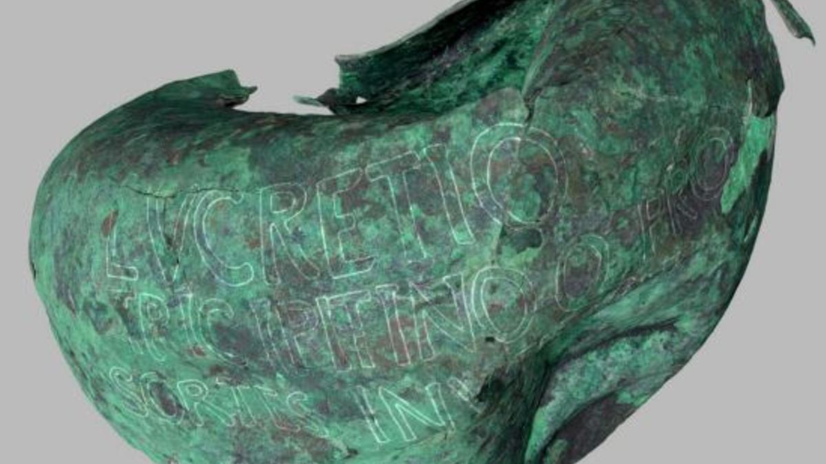 Vista lateral de la urna hallada en Cartagena, con el texto resaltado para su lectura.