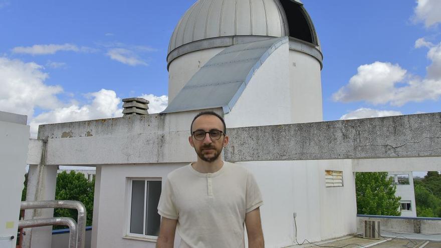 Víctor Manuel Sánchez en el observatorio del campus de Badajoz de la Uex.