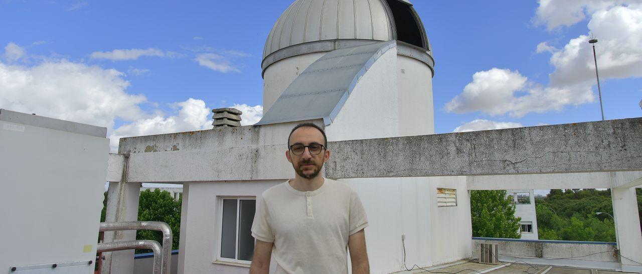 Víctor Manuel Sánchez en el observatorio del campus de Badajoz de la Uex.