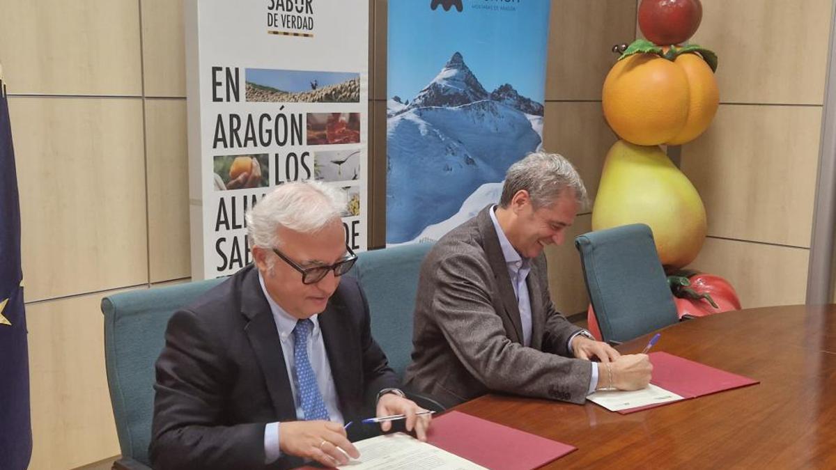 El departamento de Agricultura, Ganadería y Alimentación y el Grupo Aramón han firmado un convenio para impulsar la promoción de los alimentos de Aragón en las estaciones de esquí.