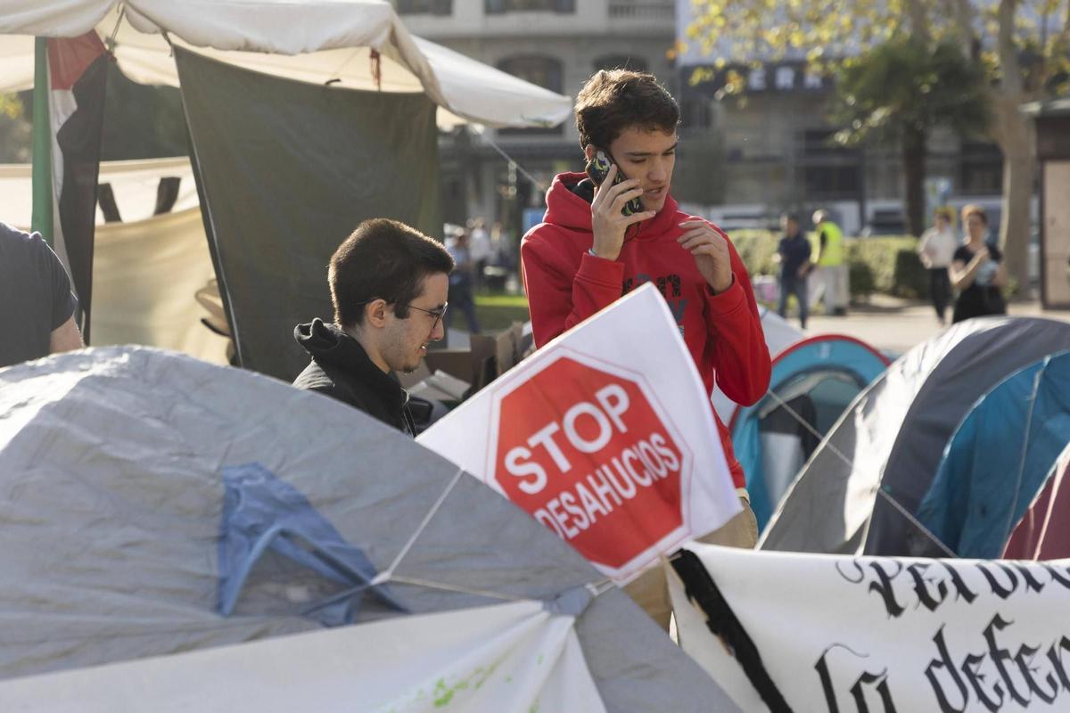 Valencia. VLC. Acampada por la vivienda en la plaza del Ayuntamiento