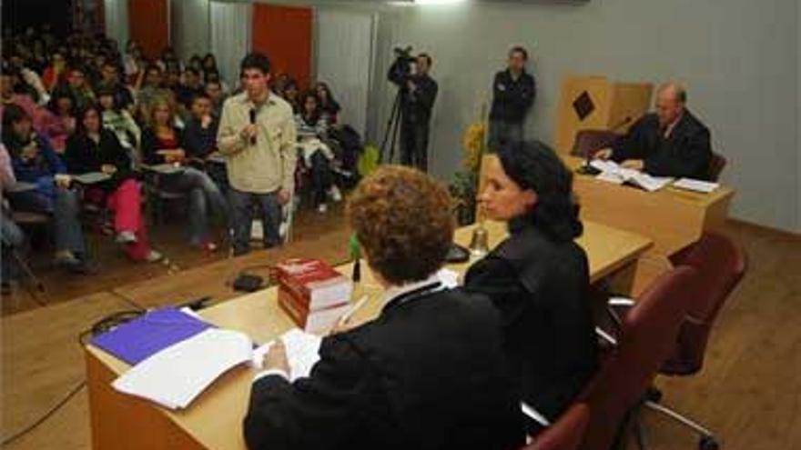 120 estudiantes someten a juicio la sinrazón de la violencia machista