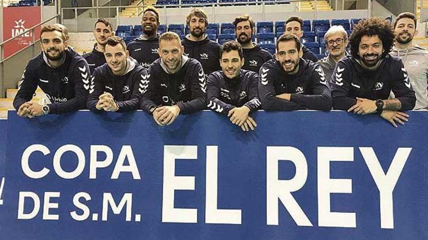 La plantilla del Urbia Palma posa sonriente en Son Moix el dÃ­a previo al inicio de la Copa del Rey.