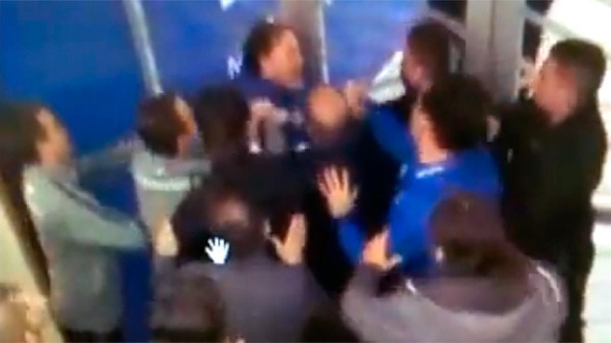 ¿Qué locura es esta? Milito se pelea a puñetazos con el preparador físico del equipo rival