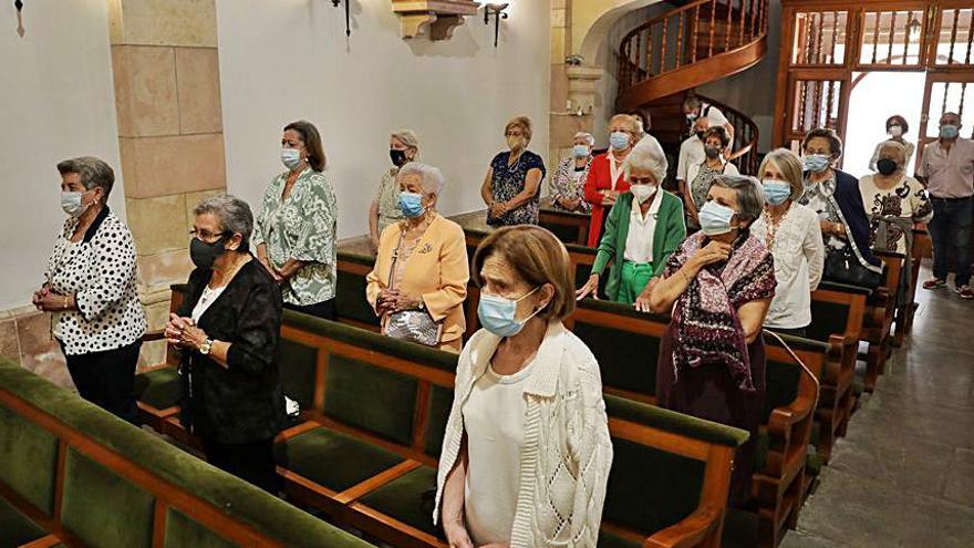 Asistentes a la misa en la capilla de los Remedios. | Juan Plaza