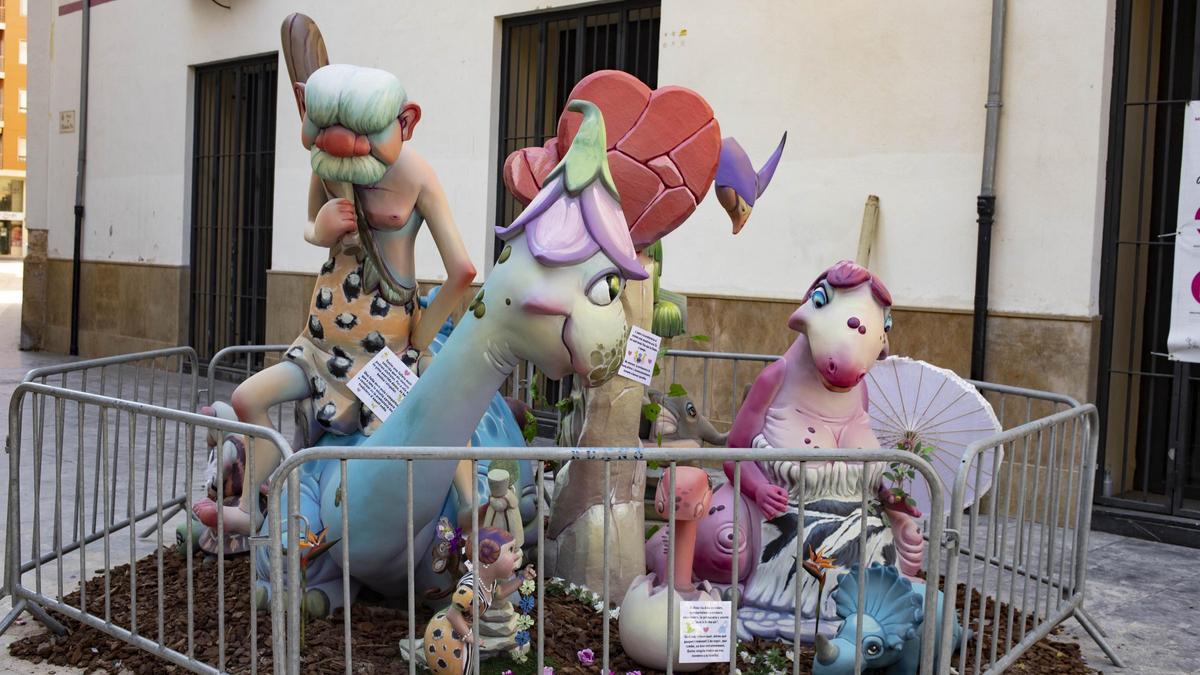 Un monumento en la plaza de les Escoles Pies de Gandia