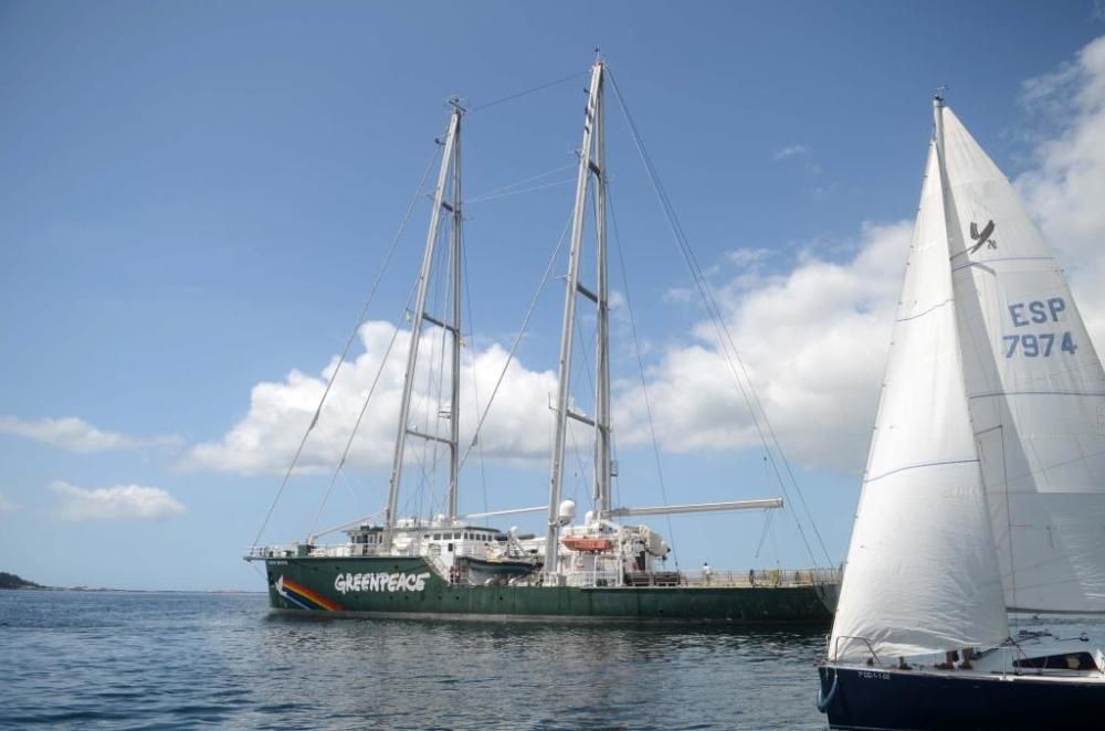 A Illa despide a toda vela al Rainbow Warrior de Greenpeace