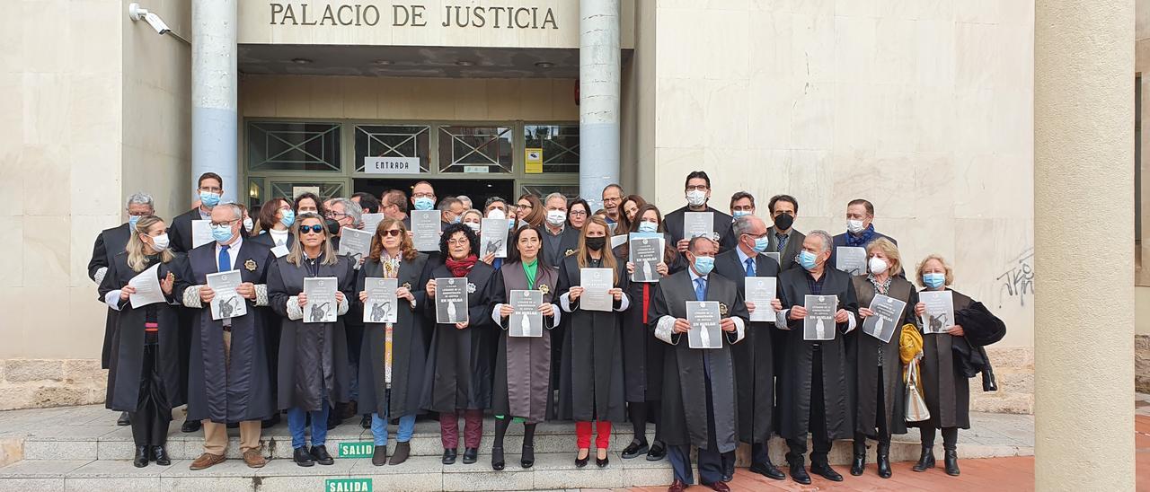 Concentración de LAJ celebrada este lunes en el Palacio de Justicia de Alicante.