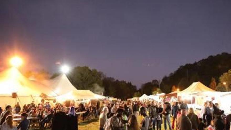 Fira de la Bruixeria de Sant Joan les Fonts: Unes 4.000 persones a les parades i les exposicions