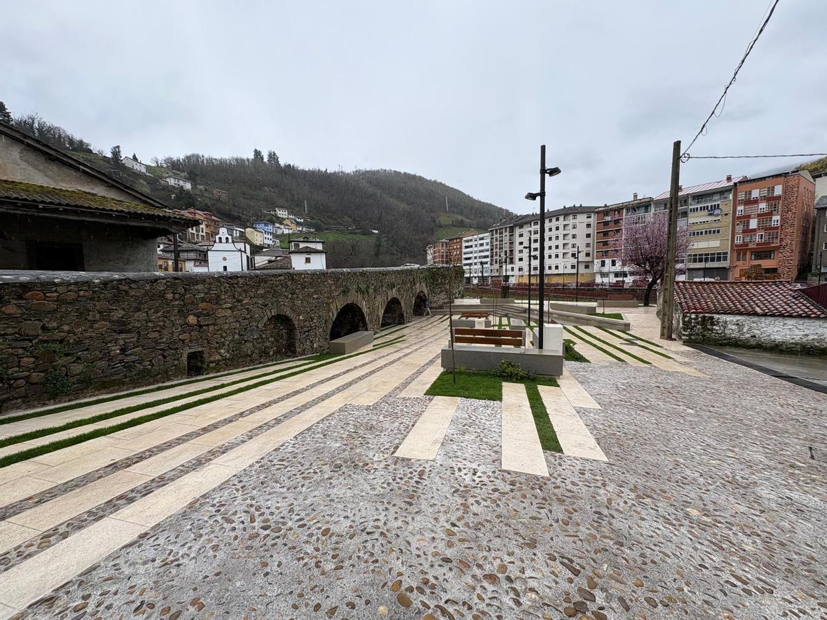 Vista de la plaza reformada con el Puente Romano y la capilla del Carmen al fondo.