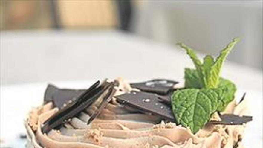 Mousse de turrolate con crujiente de chocolate negro