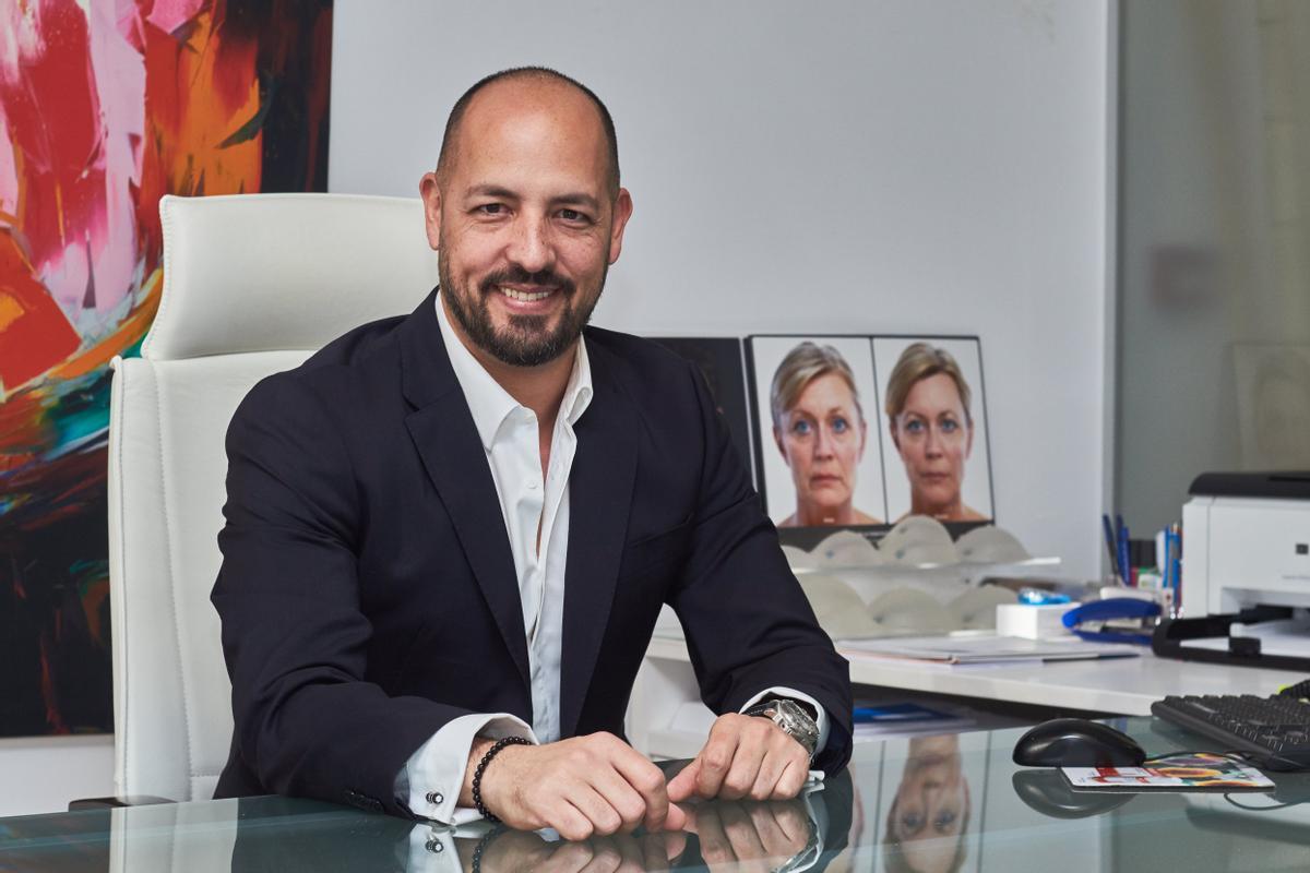 Dr. Juan José Aparicio, cirujano plástico.