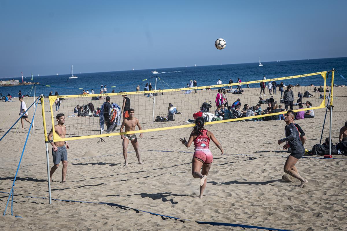 Los barceloneses acuden en masa a las playas de la ciudad para disfrutar del último día primaveral antes de la llegada del frío