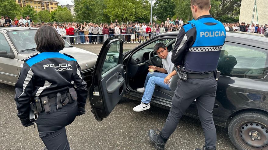 En imágenes: un simulacro del accidente de tráfico, en pleno instituto