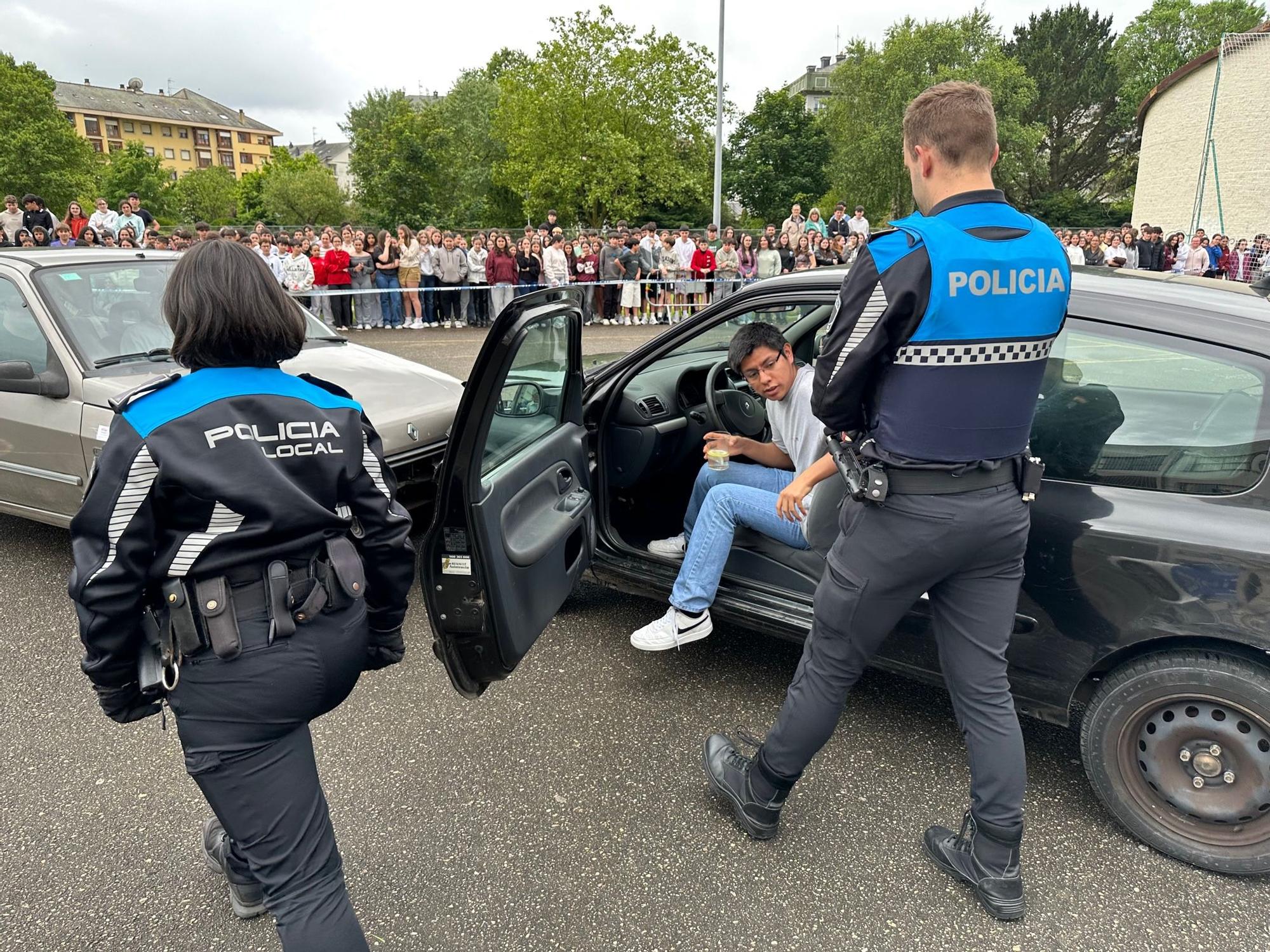 En imágenes: un simulacro del accidente de tráfico, en pleno instituto
