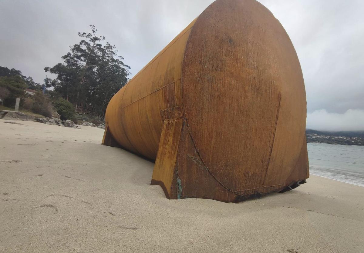 Un gran flotador de batea arrastrado por el mar a la playa de Francón, en Aldán. |  Santos Álvarez