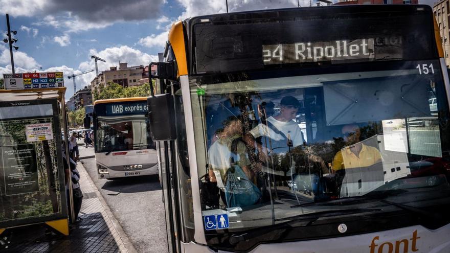 A l’esquerra, un bus interurbà. A la dreta, unes renovades vies del metro al seu pas per Maragall. | JORDI OTIX