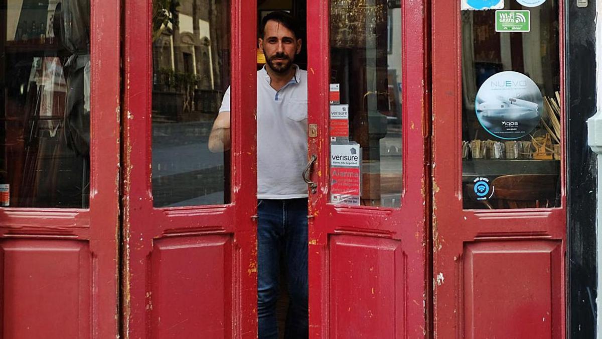 Un hostelero cierra las puertas de su negocio. | | JOSÉ CARLOS GUERRA