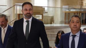 El presidente de Vox, Santiago Abascal, con el vicepresidente del Consell Vicente Barrera el pasado junio en las Corts.