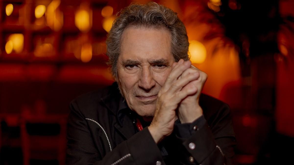 Miguel Ríos posando en una fotografía para la gira 'El último vals'