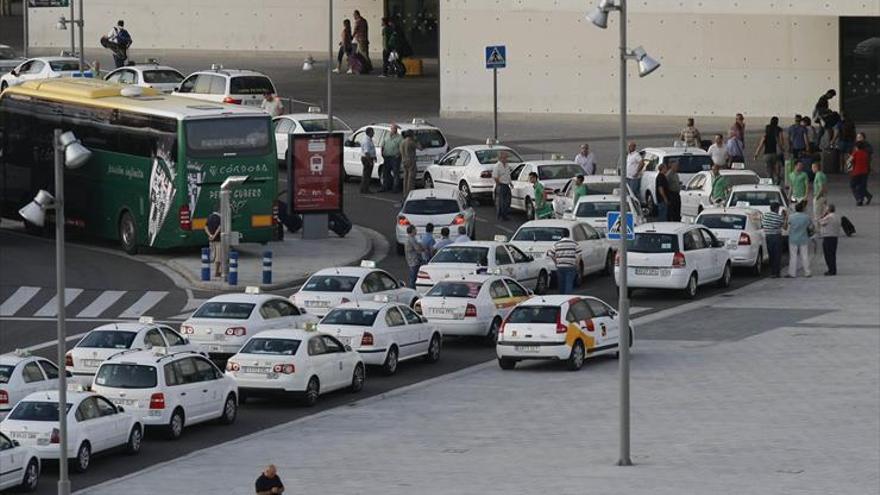 El ayuntamiento estudia subir las tarifas de los taxis el próximo año