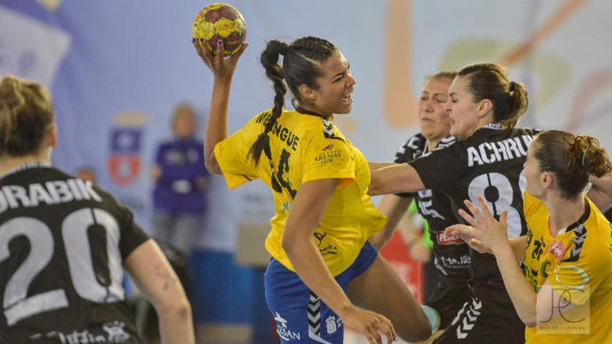 Sayna Mbengue, durante el partido de ayer ante el Lublin polaco.