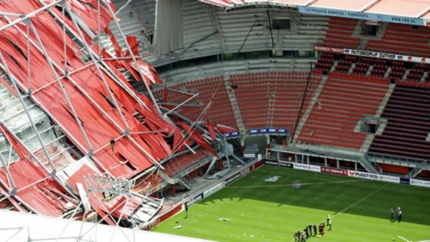 Se hunde el tejado de un estadio en Holanda