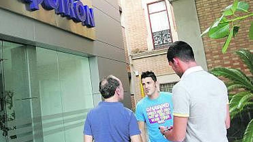 Villa conversa con Antonio Giner, médico del Valencia, a la izquierda, y el portero Miguel Ángel Moyà, a la puerta de la clínica.