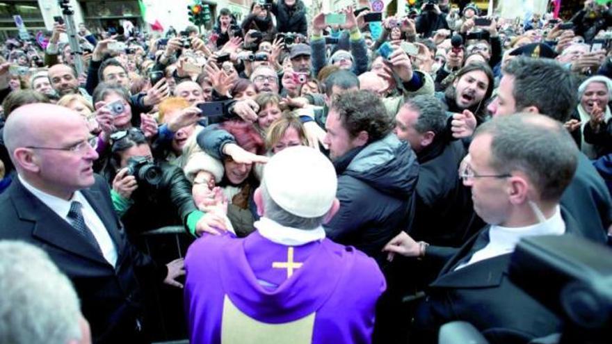 Antes y después de la misa que celebró en la parroquia de Santa Ana, el Papa se acercó a saludar a los fieles.  // Efe