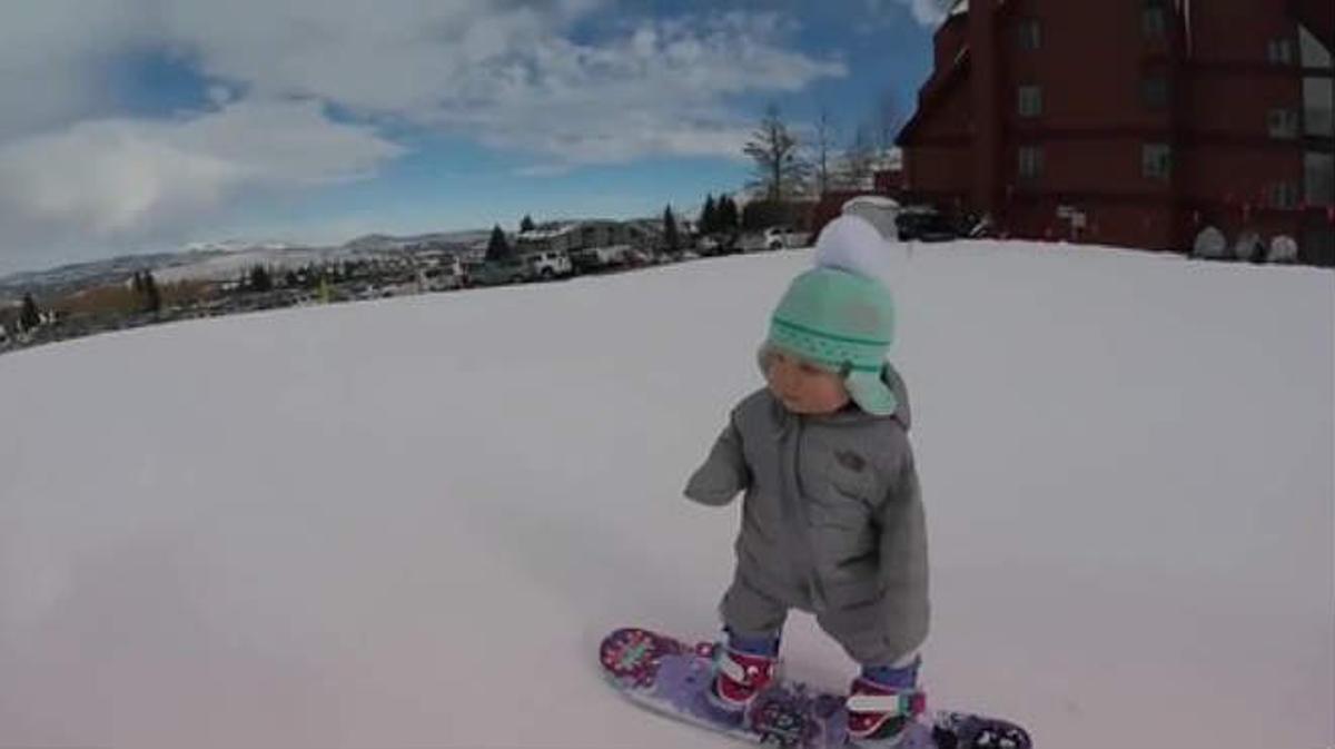 La petita Sloan llisca amb la seva planxa de ’snowboard’