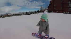 La petita Sloan llisca amb la seva planxa de ’snowboard’