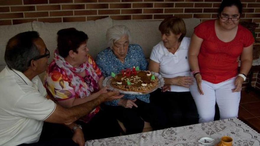 Por la izquierda, Manolo Sánchez, María del Mar López, Pilar Mínguez soplando las velas, su hija Pilar Palenzuela y su nieta Pilar García.