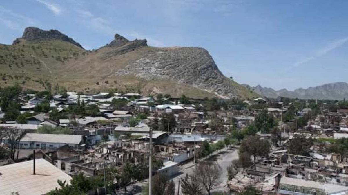Vista del centre d’Oix després dels disturbis que van enfrontar les comunitats uzbeka i kirguís.